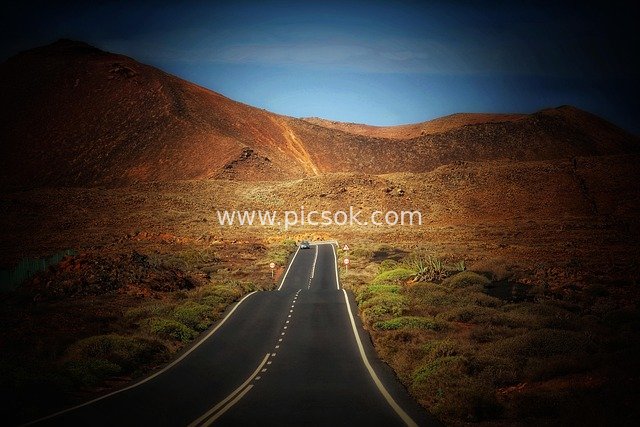 西班牙兰萨罗特火山地貌中的公路风景