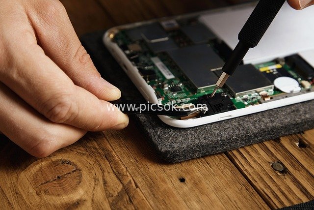 电子维修 技术员检测电路板 精密操作