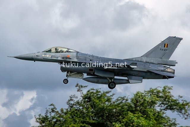 比利时F-16战斗机低空飞行 军事航空装备特写