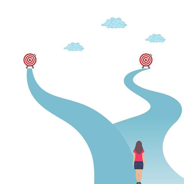 女性站分岔路前 决策方向追逐目标