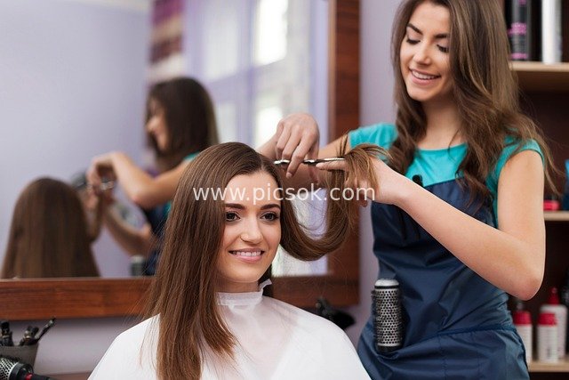 美发沙龙理发师为微笑顾客修剪长发