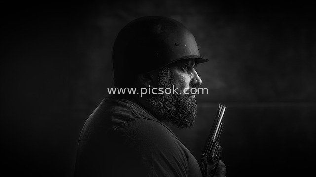 黑白军人持枪头盔特写 军事战争主题图片