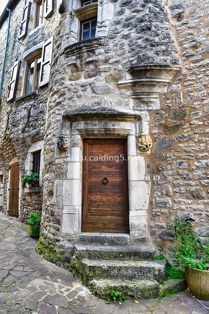 中世纪石屋木门与鹅卵石小巷历史风情