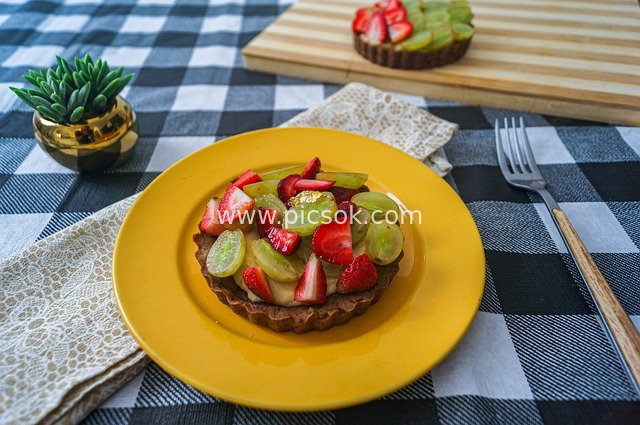 黄盘盛放水果挞 草莓葡萄点缀的清新甜点