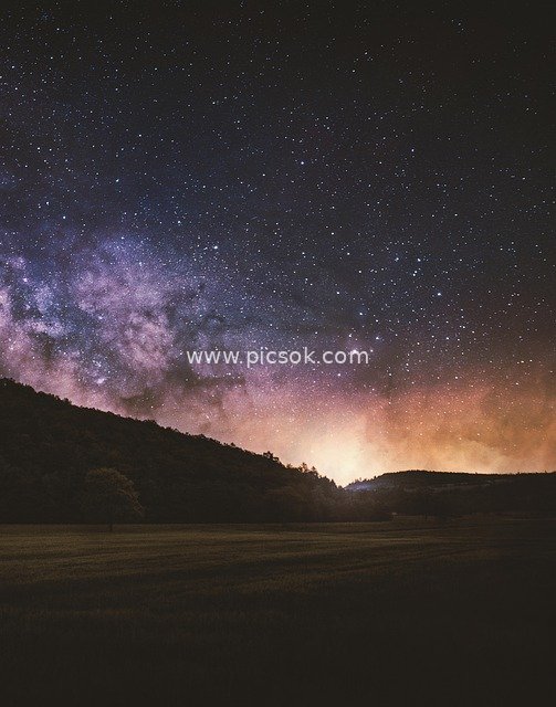 银河星空下的田野山峦夜景 梦幻宇宙景观
