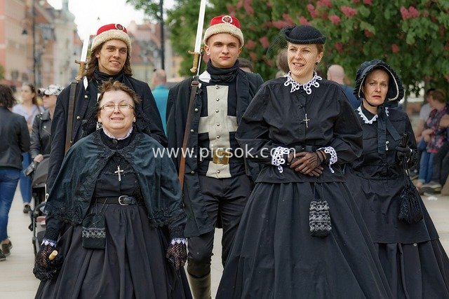 老城街头复古中世纪服饰历史重演