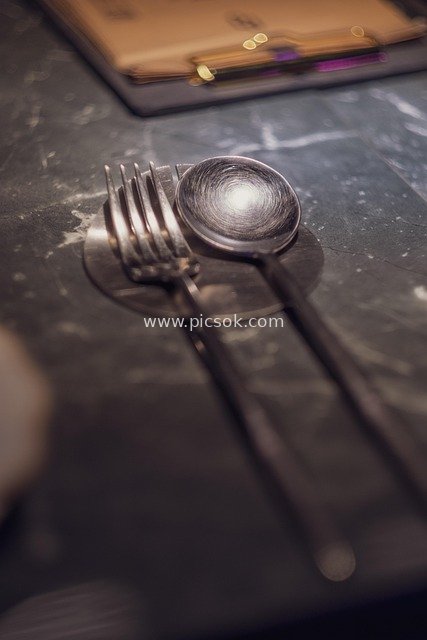 餐厅餐桌餐具特写：金属叉勺质感细节