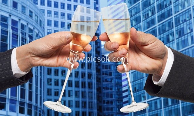 商务合作成功 职场精英香槟碰杯