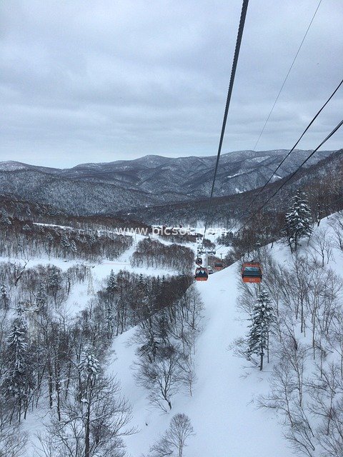 冬日雪山滑雪缆车 林海雪原冬日盛景