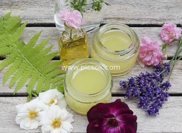 天然护肤精油面霜与花卉的清新组合