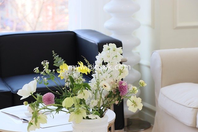 Modern Living Room Floral Arrangement | Cozy Home Living Scene