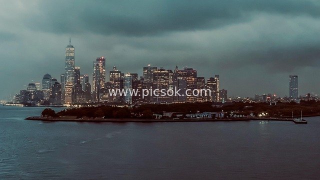 纽约曼哈顿多云夜晚城市天际线景观