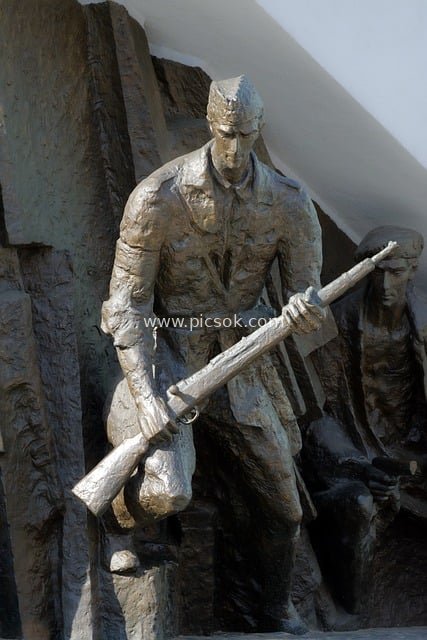 历史战争纪念雕塑 持枪士兵金属艺术铜像