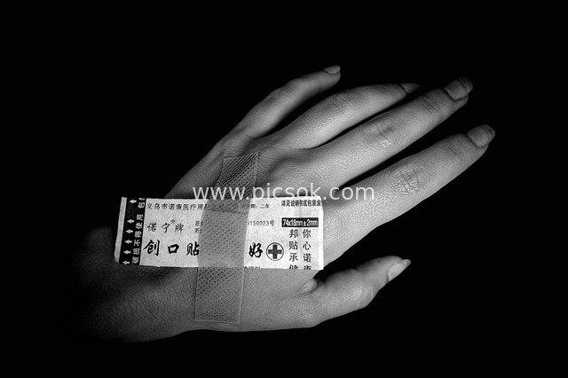 创可贴 手部伤口 黑白医疗素材图