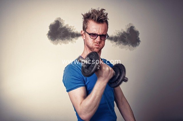 幽默健身训练：男子举哑铃带搞笑烟雾效果