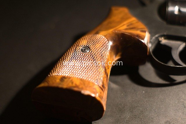 史密斯威森左轮手枪木质握把特写