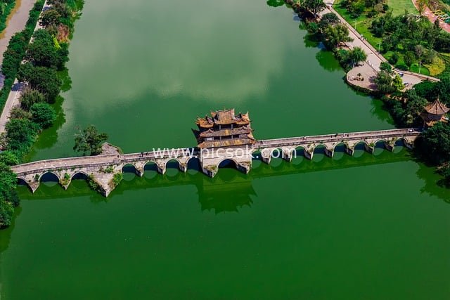 航拍湖上古桥 中国古典建筑景观