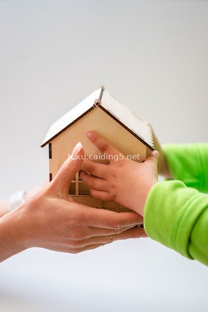 亲子传递房屋模型 家庭住房梦想概念图