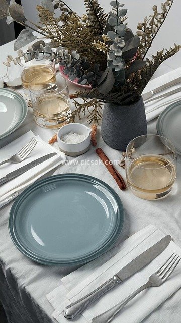 精致餐具花艺搭配 温馨餐桌布置场景