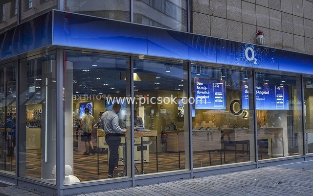 O2 Mobile Store: Real Scene of Urban Commercial Shopping