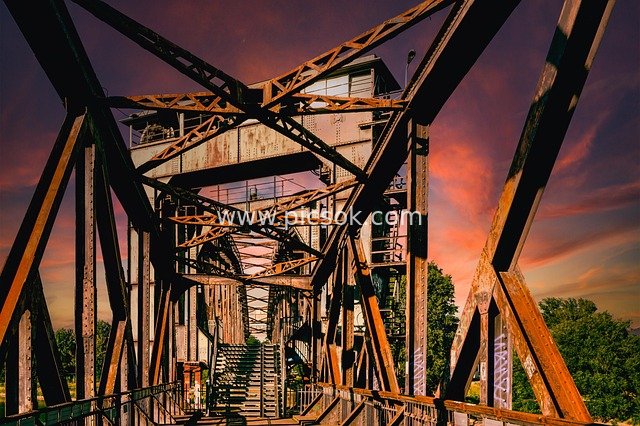 德国锈蚀金属吊桥 日落时分建筑景观