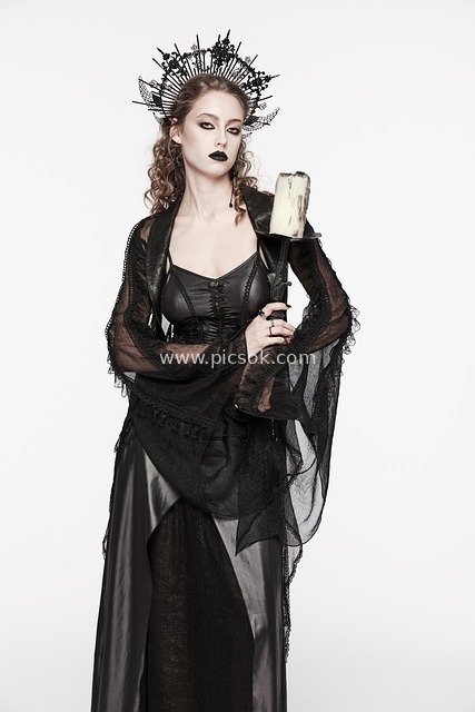 Dark Gothic Female Model’s Halloween Dark Look