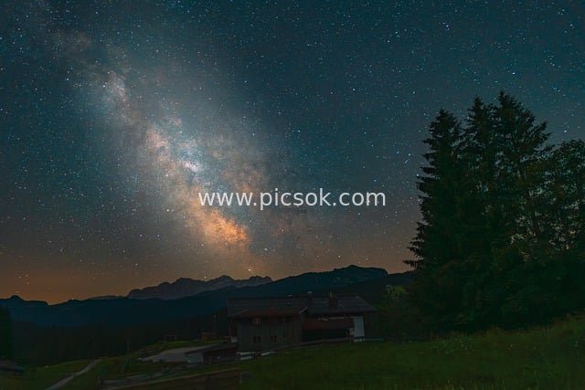 上巴伐利亚阿尔卑斯山 银河星空下的木屋夜景