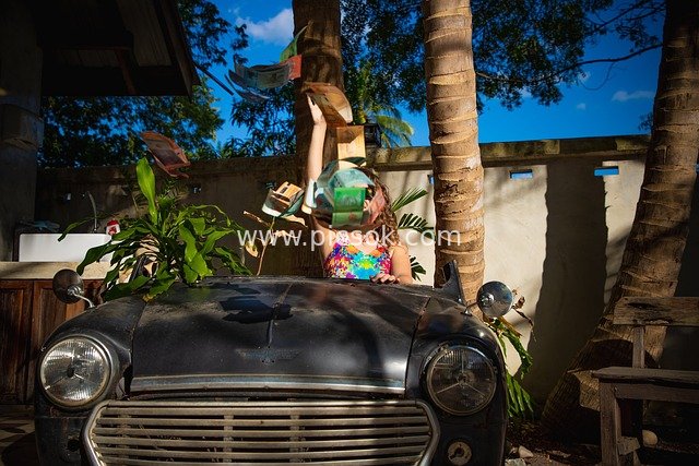 复古汽车旁女子抛洒钞票的创意场景