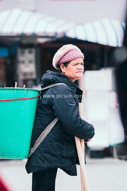 市场中劳作的老年女性 生活肖像实拍