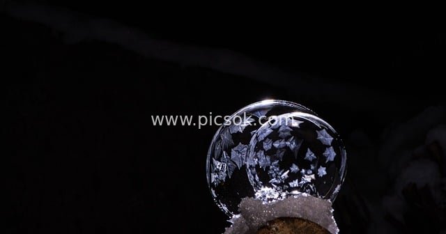 暗黑背景下的冬日冰晶泡泡自然艺术之美