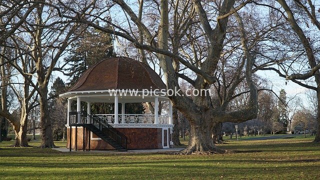 Autumn Scenery of Retro Pavilion in Walla Walla Park, Washington State