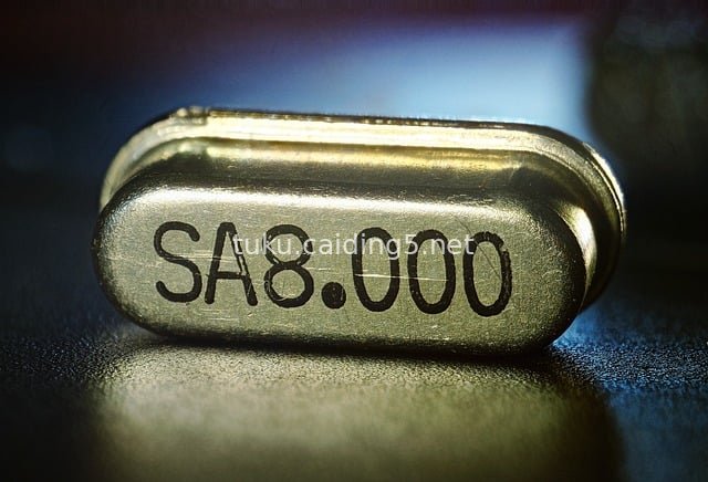 8MHz石英振荡器微距特写 电子硬件元件图