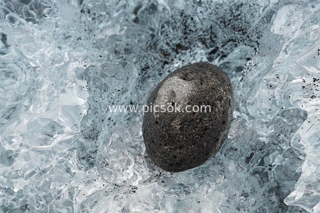 冰岛冰川中的火山石 冰与火的自然碰撞