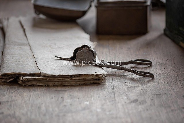 复古金属烛具与旧纸张的木质怀旧场景