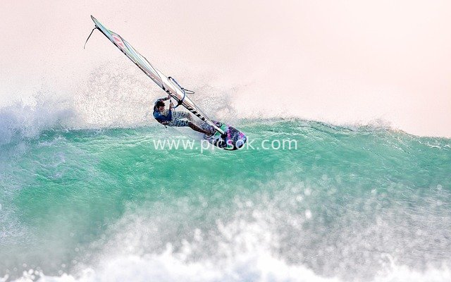 印度尼西亚西爪哇日落风帆冲浪精彩瞬间