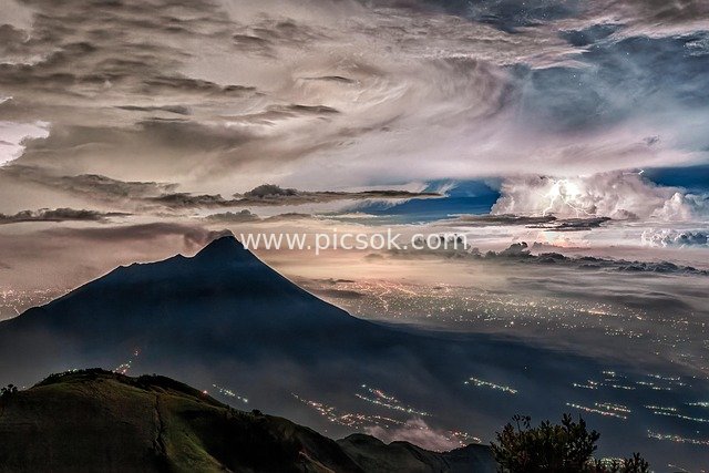默拉皮火山夜景：雷暴闪电与城市灯火交融