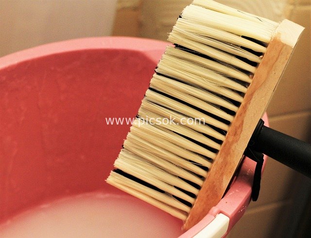 装修DIY工具：壁纸刷与粉色水桶特写