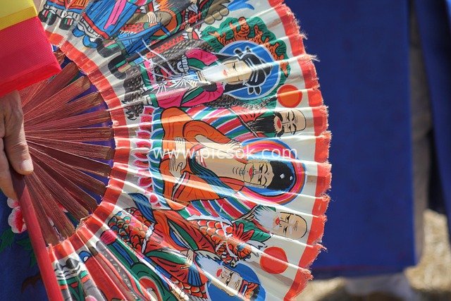 传统韩国折扇 彩色民俗人物绘画