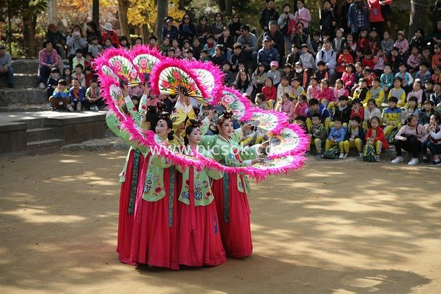 Vibrant Traditional Korean Fan Dance Performance at Folk Village