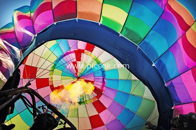 彩虹色热气球充气准备发射的绚烂场景