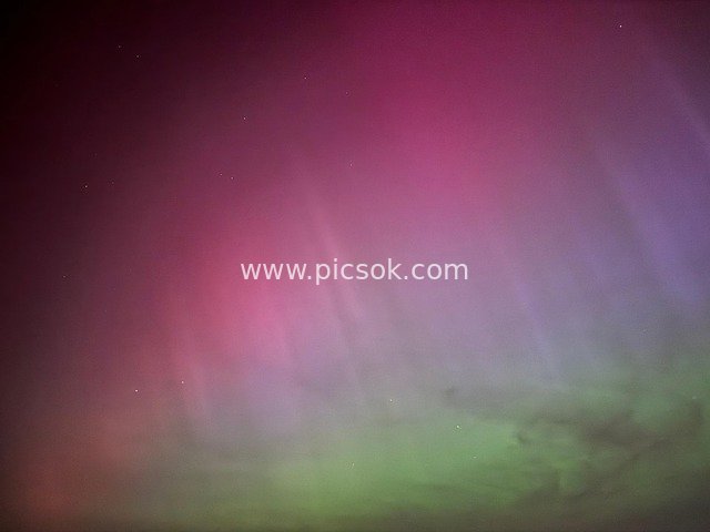 北极光奇观：渐变色彩点亮神秘夜空