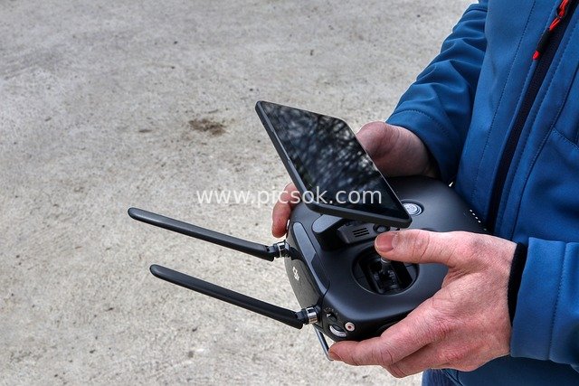 手持无人机遥控器 科技感飞行控制设备