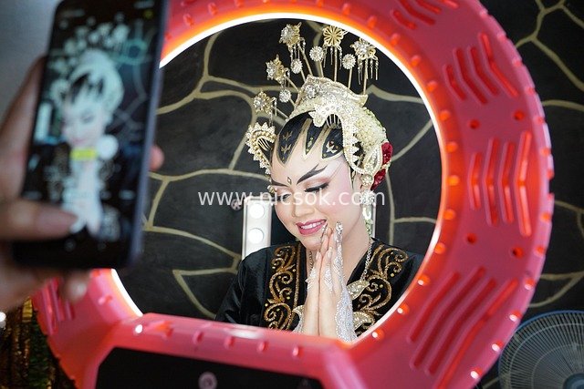 印尼爪哇传统新娘自拍 华丽婚礼造型特写