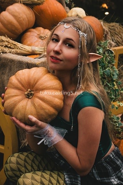 万圣节精灵cosplay女子抱南瓜的梦幻场景