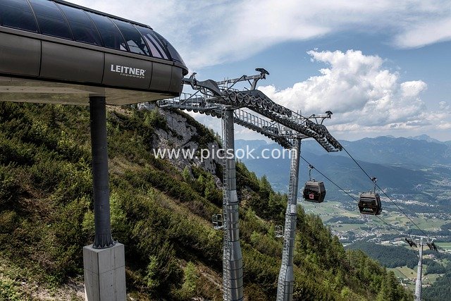 奥地利阿尔卑斯山夏日缆车观光景观