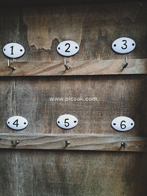 复古木质钥匙柜 编号挂钩收纳特写图