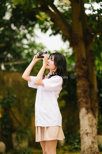 Vietnamese Schoolgirl Captures Beautiful Moments Outdoors with a Camera