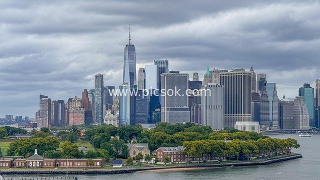 纽约曼哈顿多云天际线 现代摩天大楼群景观