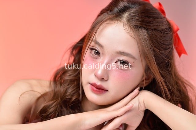 越南亚裔女性特写 柔美粉色系妆容肖像