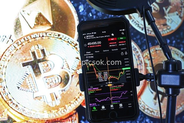 Bitcoin Trading Chart Displayed on Mobile Phone – Real-time Cryptocurrency Market Analysis
